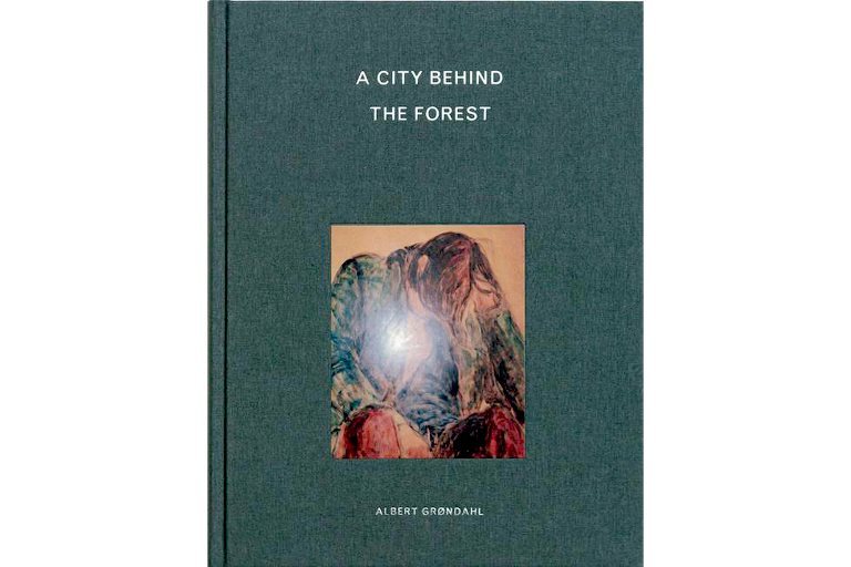 A city behind the forest - nb. leveringstid