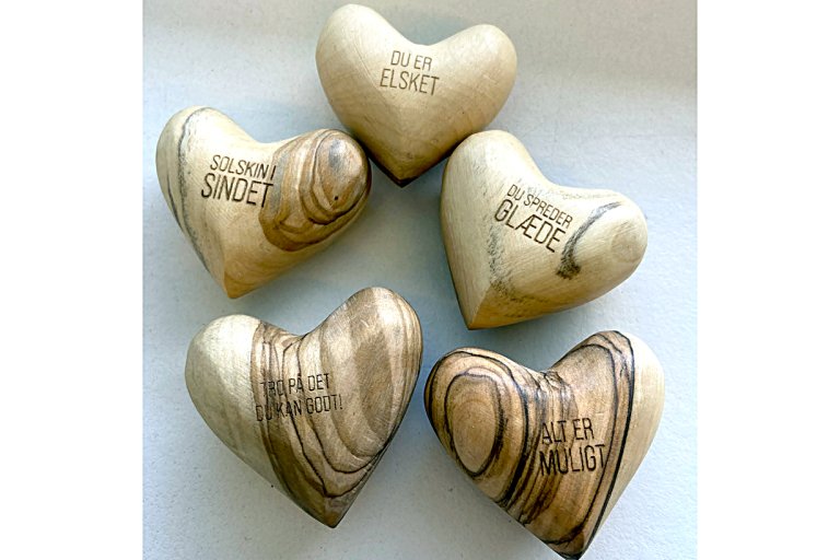 Håndlavet træhjerte med budskab