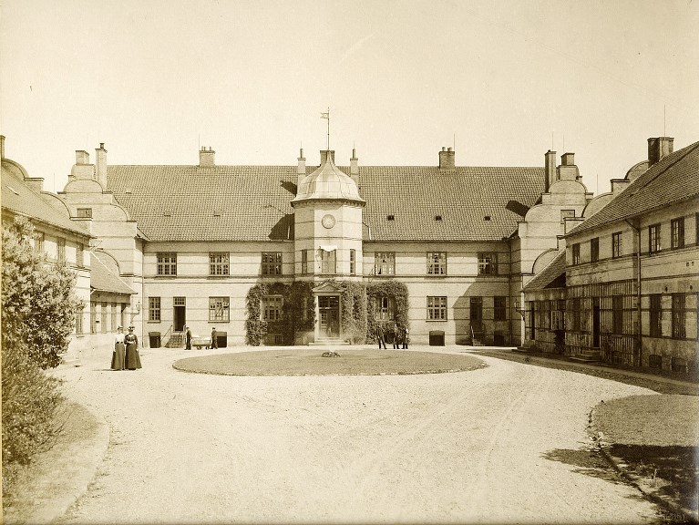 Fra mønsteranstalt til moderne hospital