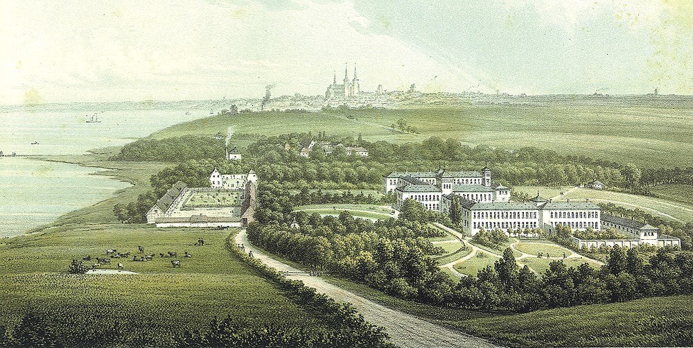 Kurhuset, den “nyere”plejestiftelse, det gamle Bidstrupgaard og “Slottet”, som oprindelig anvendtes til de afsindige. Illustrationen er fra 1866. Kurhuset, den “nyere”plejestiftelse, det gamle Bidstrupgaard og “Slottet”, som oprindelig anvendtes til de afsindige. Illustrationen er fra 1866.