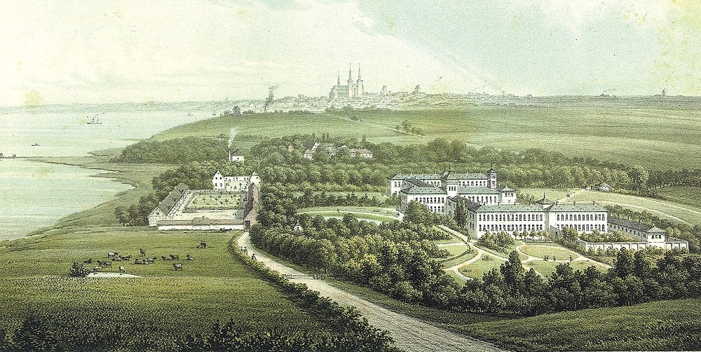 Kurhuset, den “nyere”plejestiftelse, det gamle Bidstrupgaard og “Slottet”, som oprindelig anvendtes til de afsindige. Illustrationen er fra 1866.